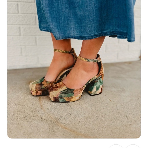 Elegant Floral Platform Heels - Picture 2 of 4